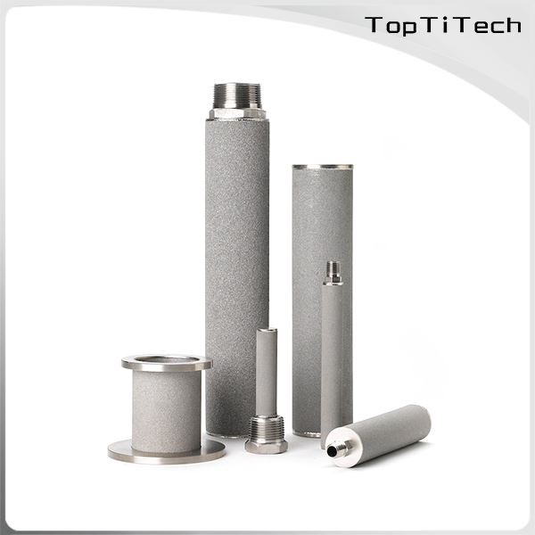 Filtre de pols de titani sinteritzat amb un connector de brida